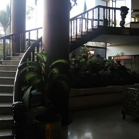 The Woods Manor Mg Road Hotel Kochi Exterior foto