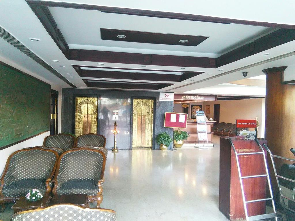 The Woods Manor Mg Road Hotel Kochi Exterior foto