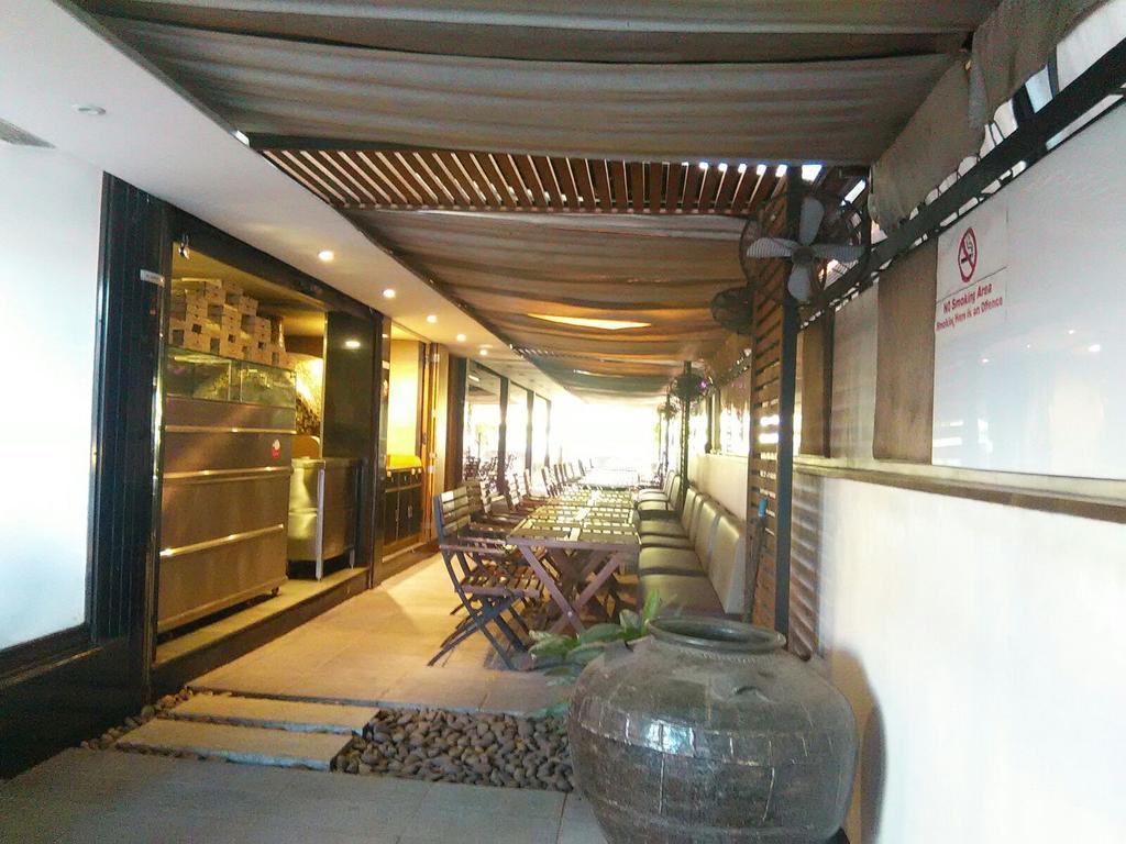 The Woods Manor Mg Road Hotel Kochi Exterior foto