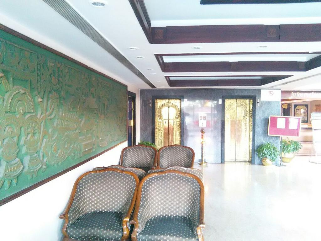 The Woods Manor Mg Road Hotel Kochi Exterior foto