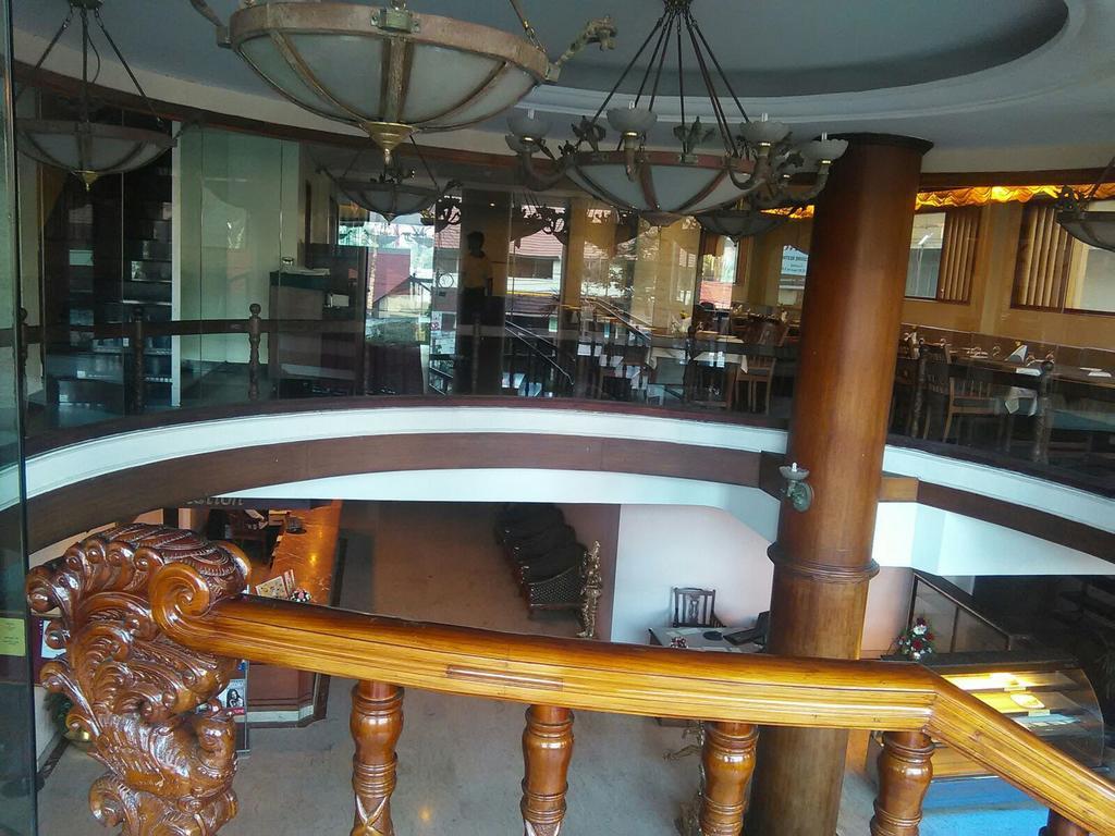 The Woods Manor Mg Road Hotel Kochi Exterior foto