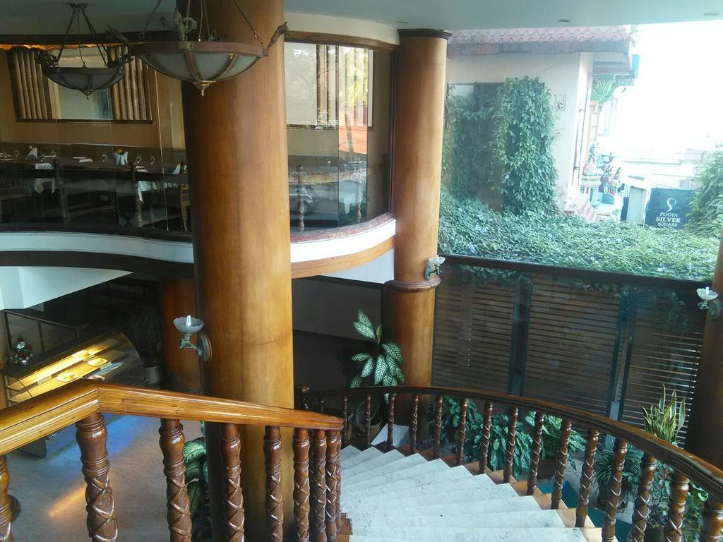 The Woods Manor Mg Road Hotel Kochi Exterior foto