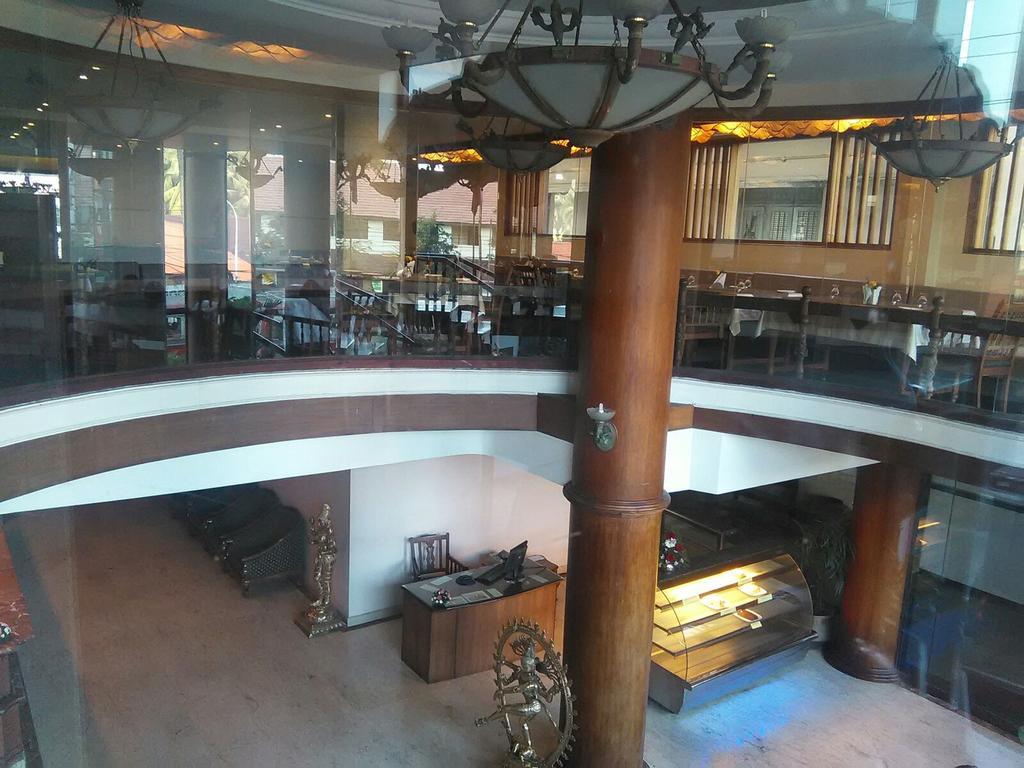 The Woods Manor Mg Road Hotel Kochi Exterior foto