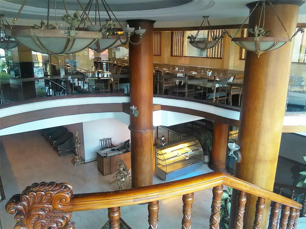 The Woods Manor Mg Road Hotel Kochi Exterior foto