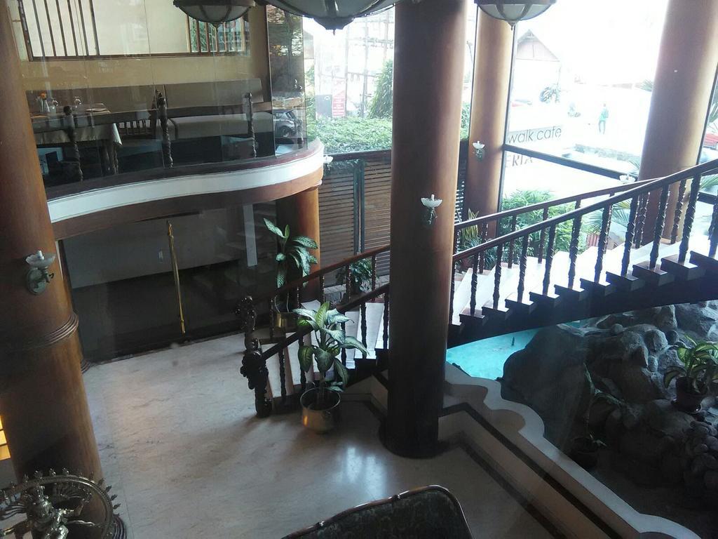 The Woods Manor Mg Road Hotel Kochi Exterior foto