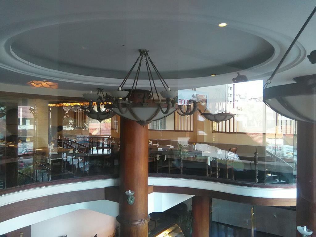 The Woods Manor Mg Road Hotel Kochi Exterior foto