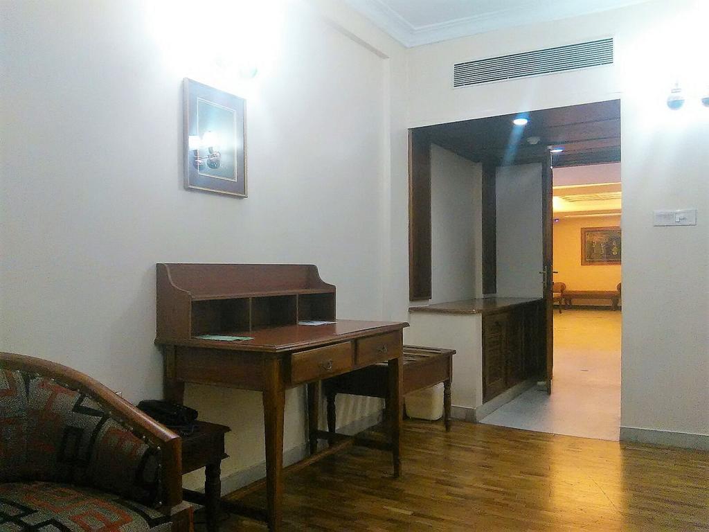 The Woods Manor Mg Road Hotel Kochi Exterior foto