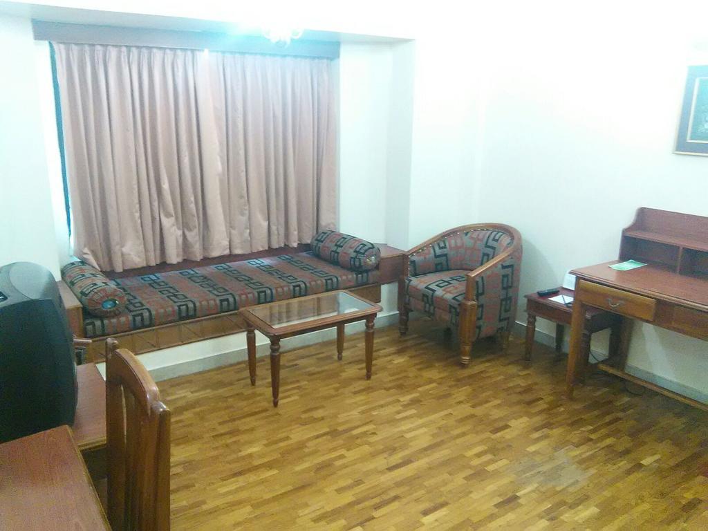 The Woods Manor Mg Road Hotel Kochi Exterior foto