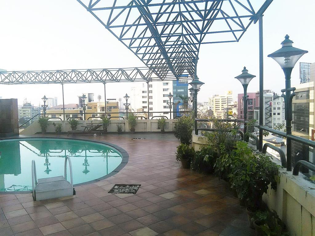 The Woods Manor Mg Road Hotel Kochi Exterior foto