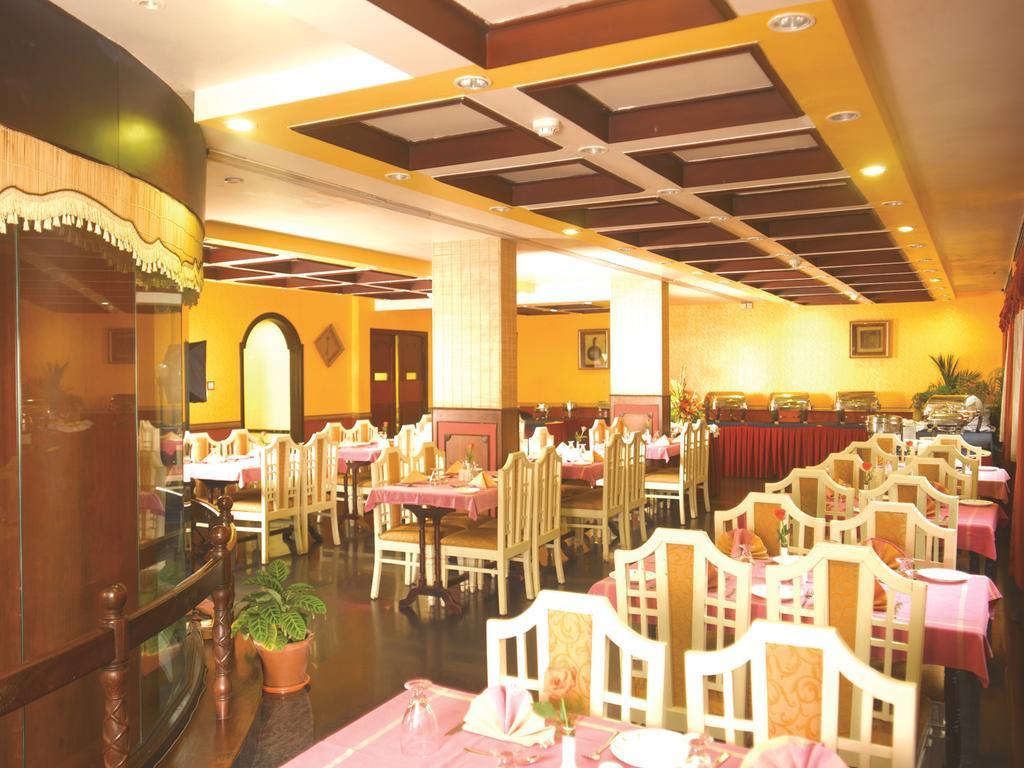 The Woods Manor Mg Road Hotel Kochi Exterior foto