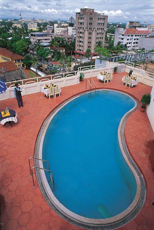 The Woods Manor Mg Road Hotel Kochi Exterior foto