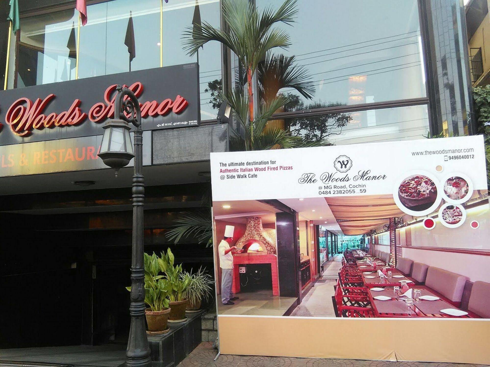 The Woods Manor Mg Road Hotel Kochi Exterior foto