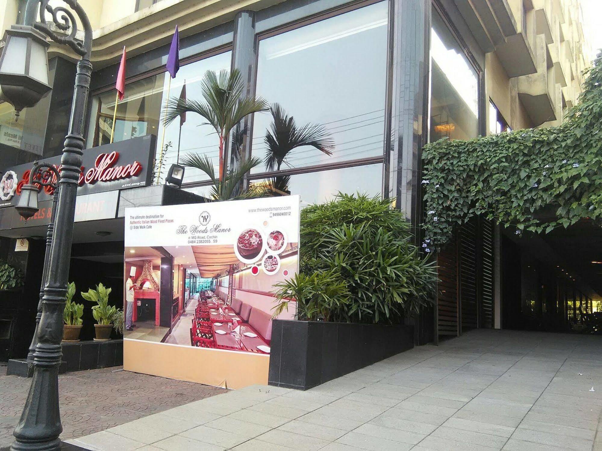 The Woods Manor Mg Road Hotel Kochi Exterior foto