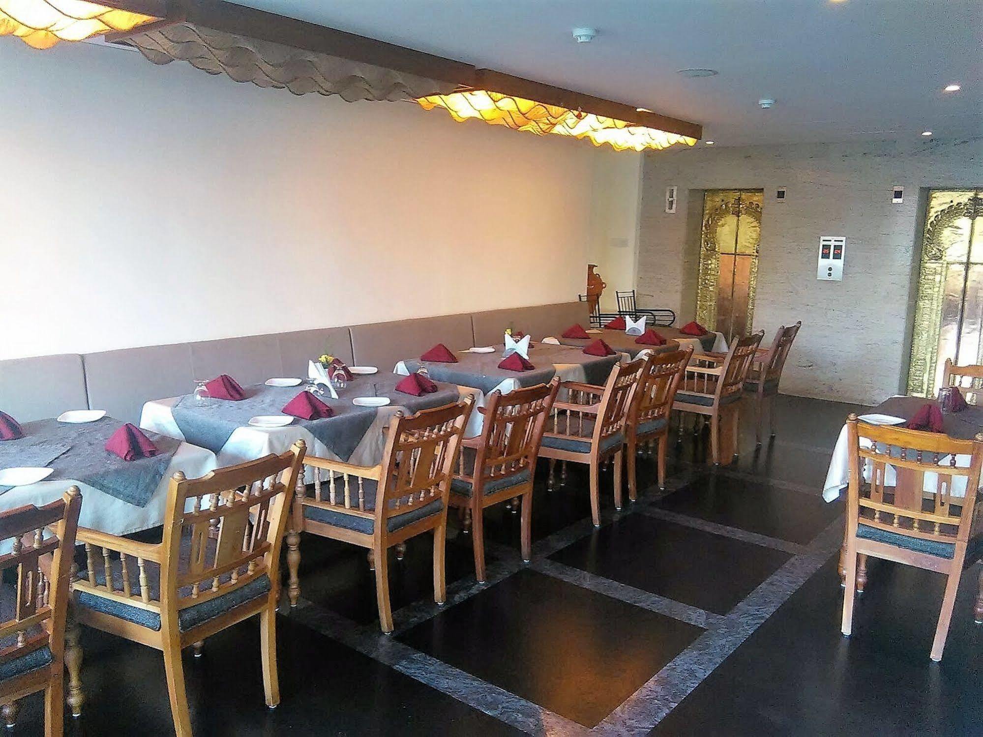 The Woods Manor Mg Road Hotel Kochi Exterior foto