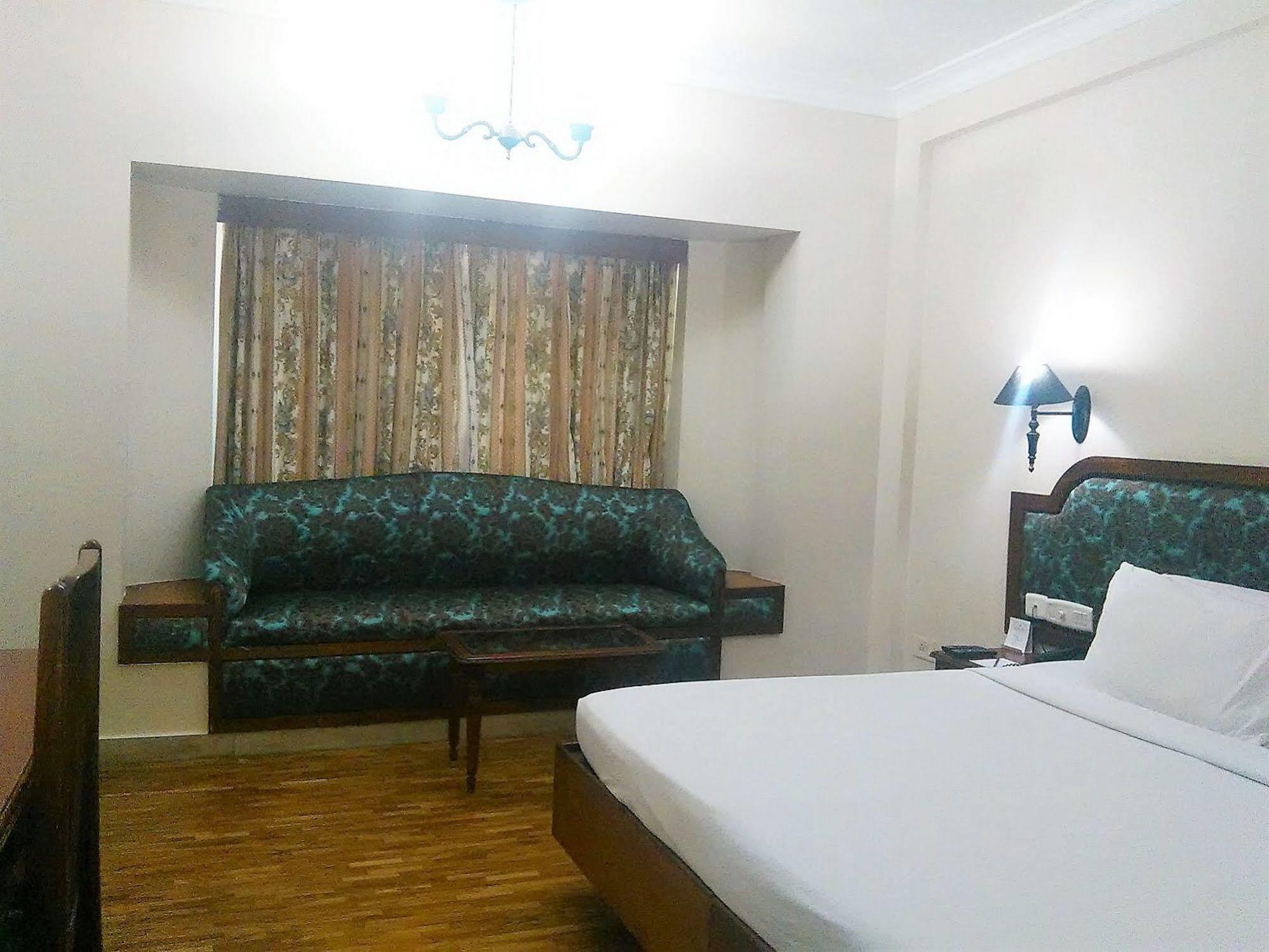 The Woods Manor Mg Road Hotel Kochi Exterior foto