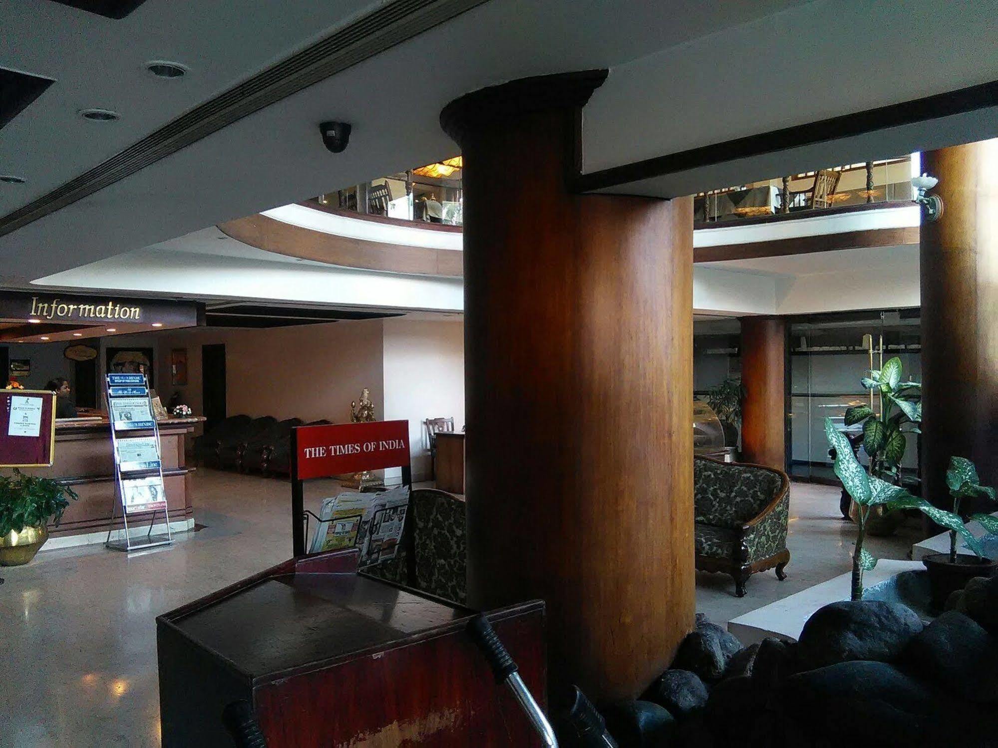 The Woods Manor Mg Road Hotel Kochi Exterior foto