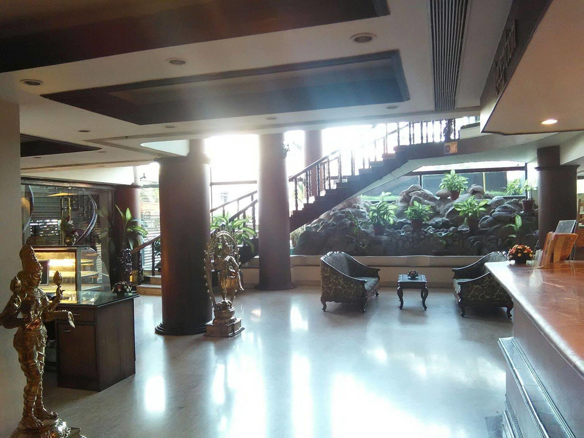 The Woods Manor Mg Road Hotel Kochi Exterior foto