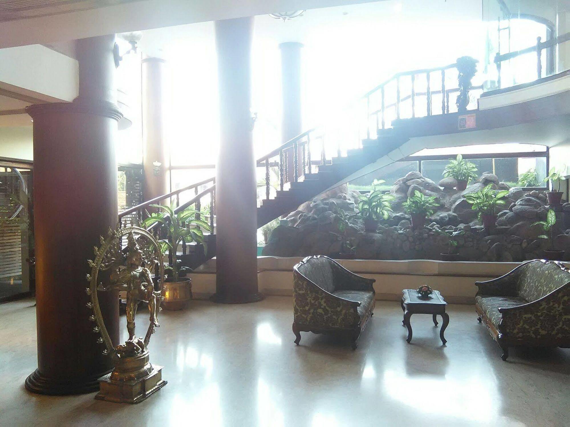 The Woods Manor Mg Road Hotel Kochi Exterior foto