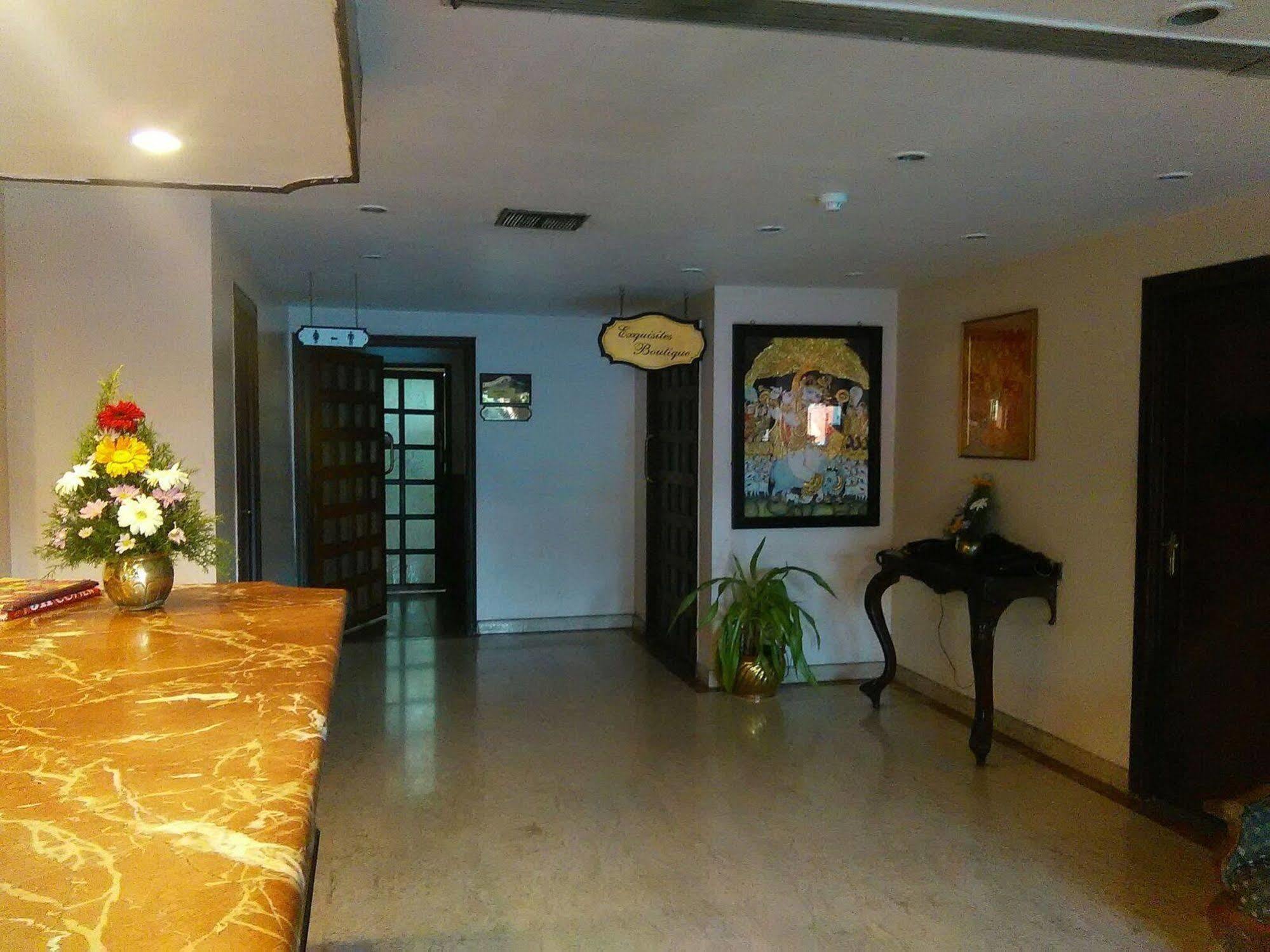 The Woods Manor Mg Road Hotel Kochi Exterior foto