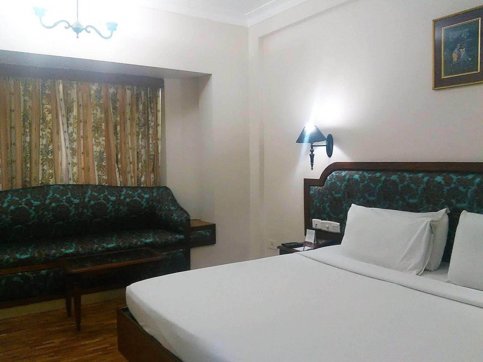 The Woods Manor Mg Road Hotel Kochi Exterior foto