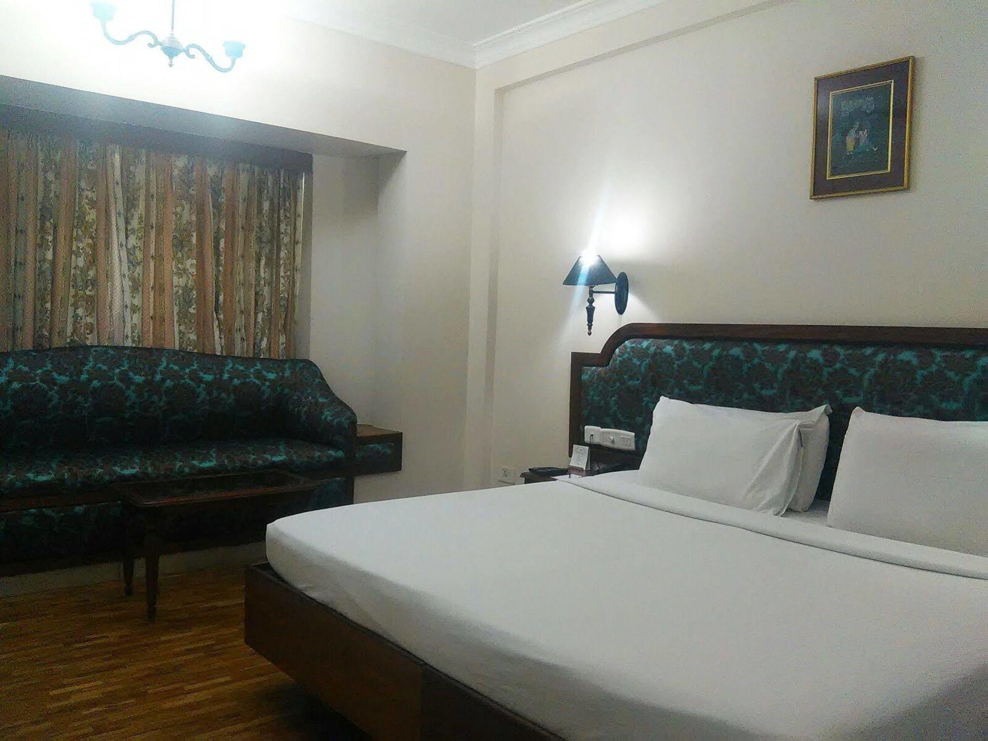 The Woods Manor Mg Road Hotel Kochi Exterior foto