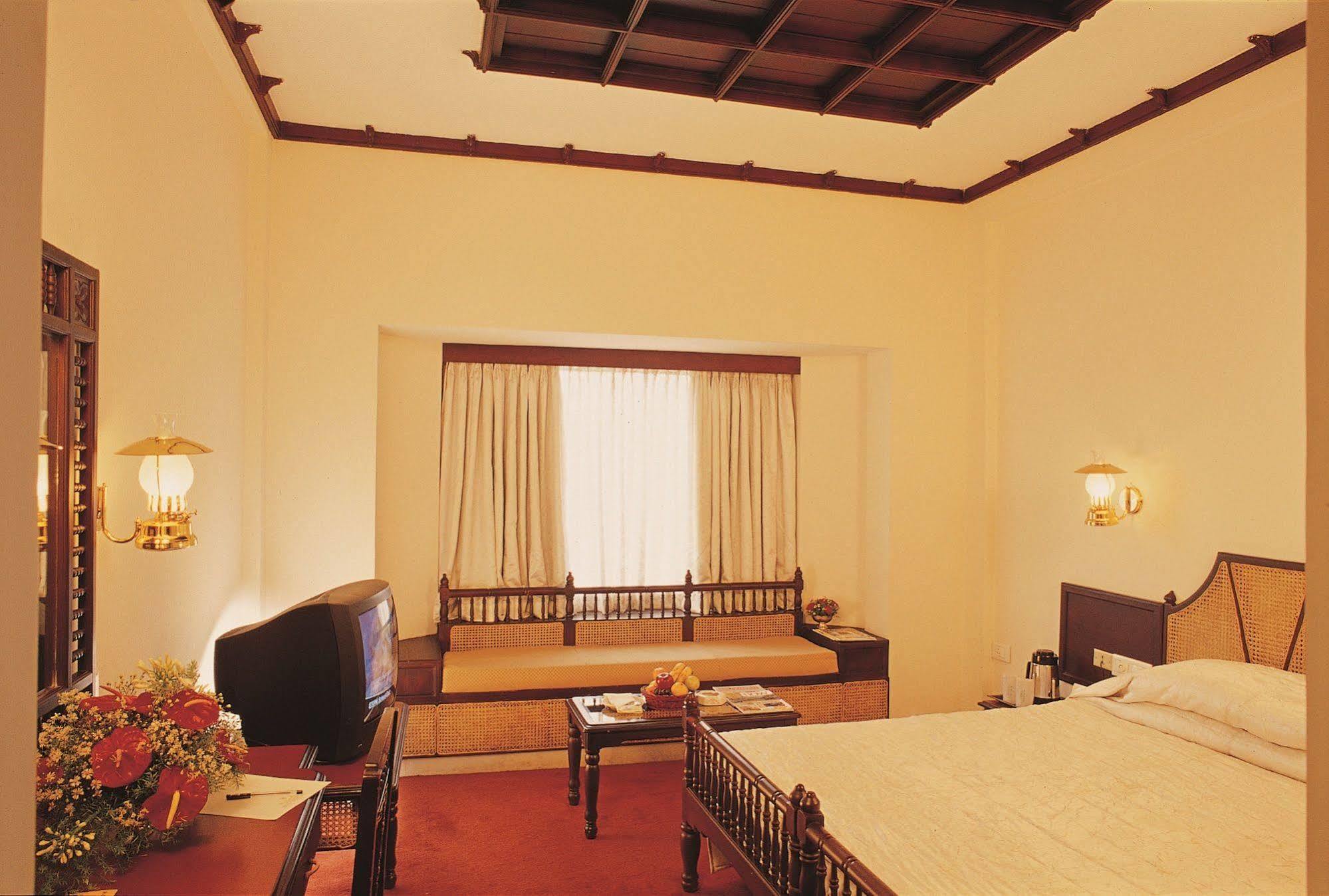 The Woods Manor Mg Road Hotel Kochi Exterior foto