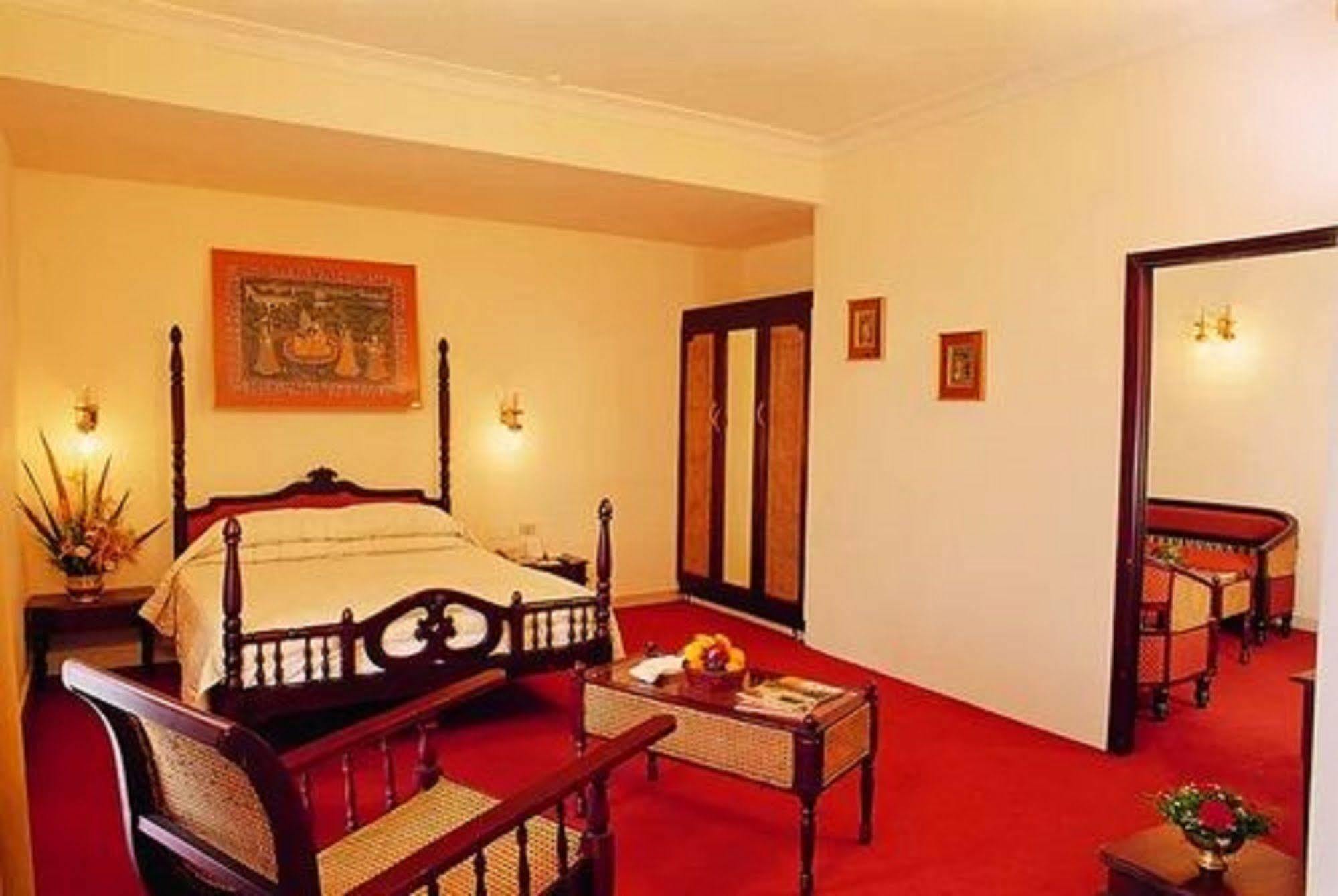 The Woods Manor Mg Road Hotel Kochi Exterior foto