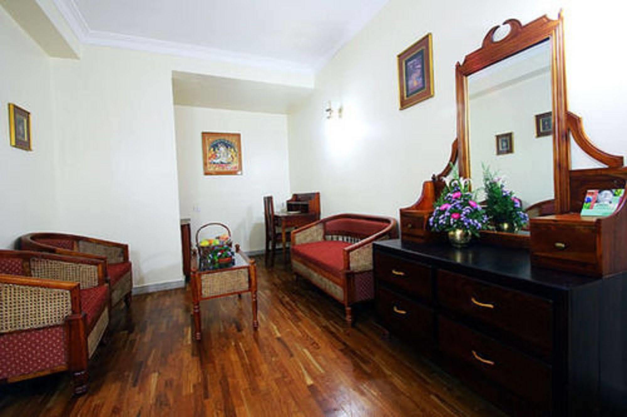 The Woods Manor Mg Road Hotel Kochi Exterior foto