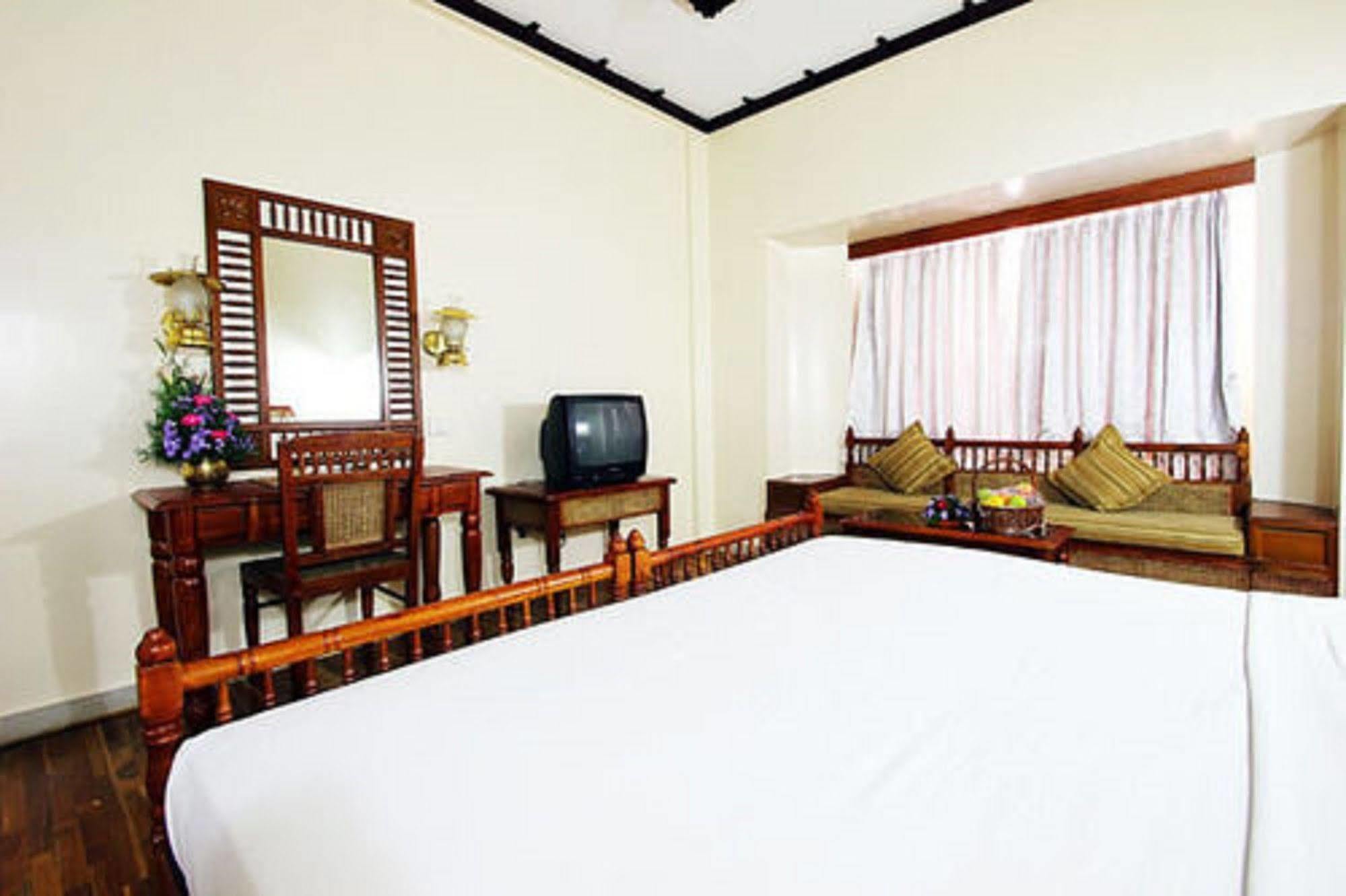 The Woods Manor Mg Road Hotel Kochi Exterior foto