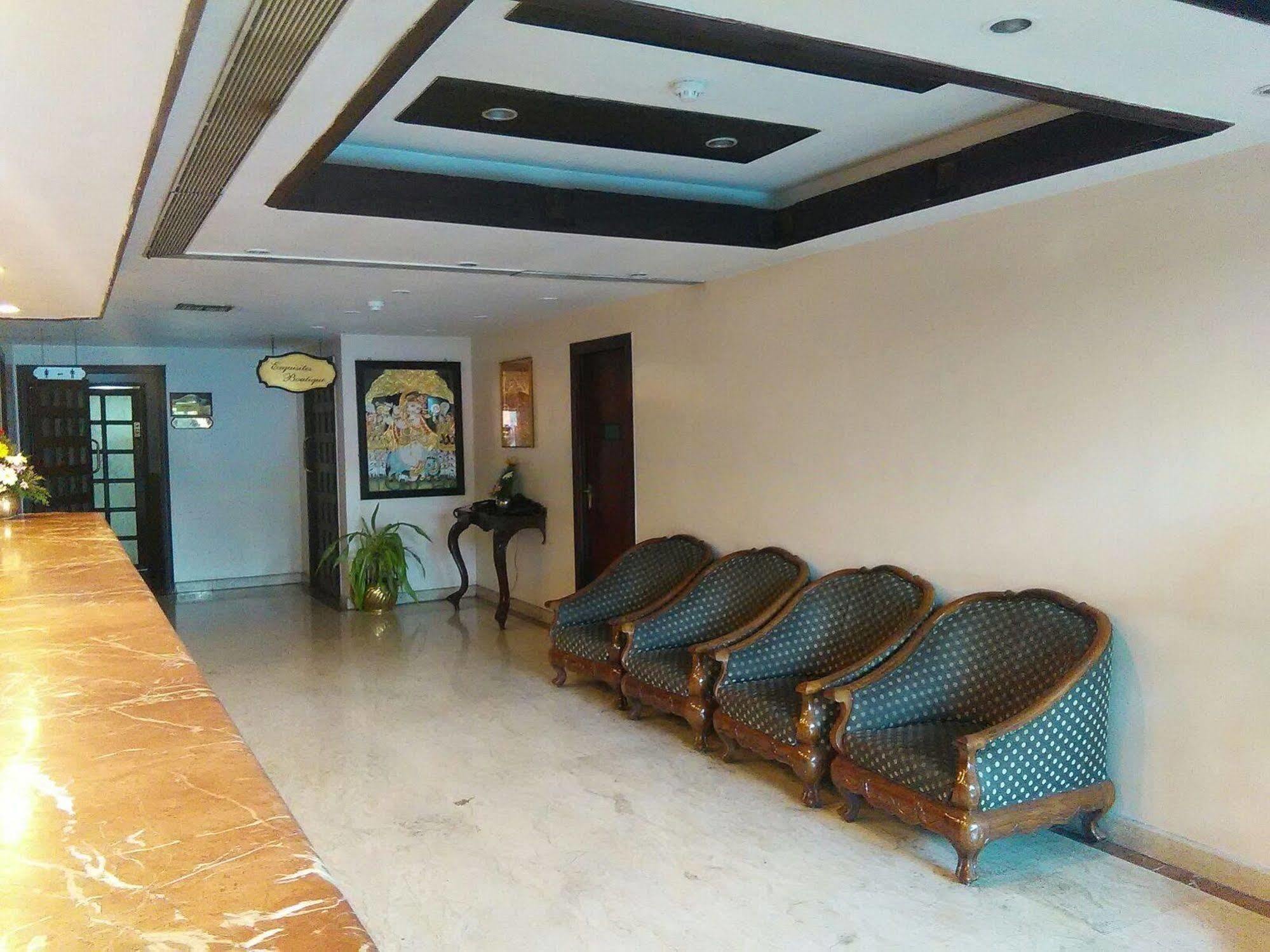 The Woods Manor Mg Road Hotel Kochi Exterior foto