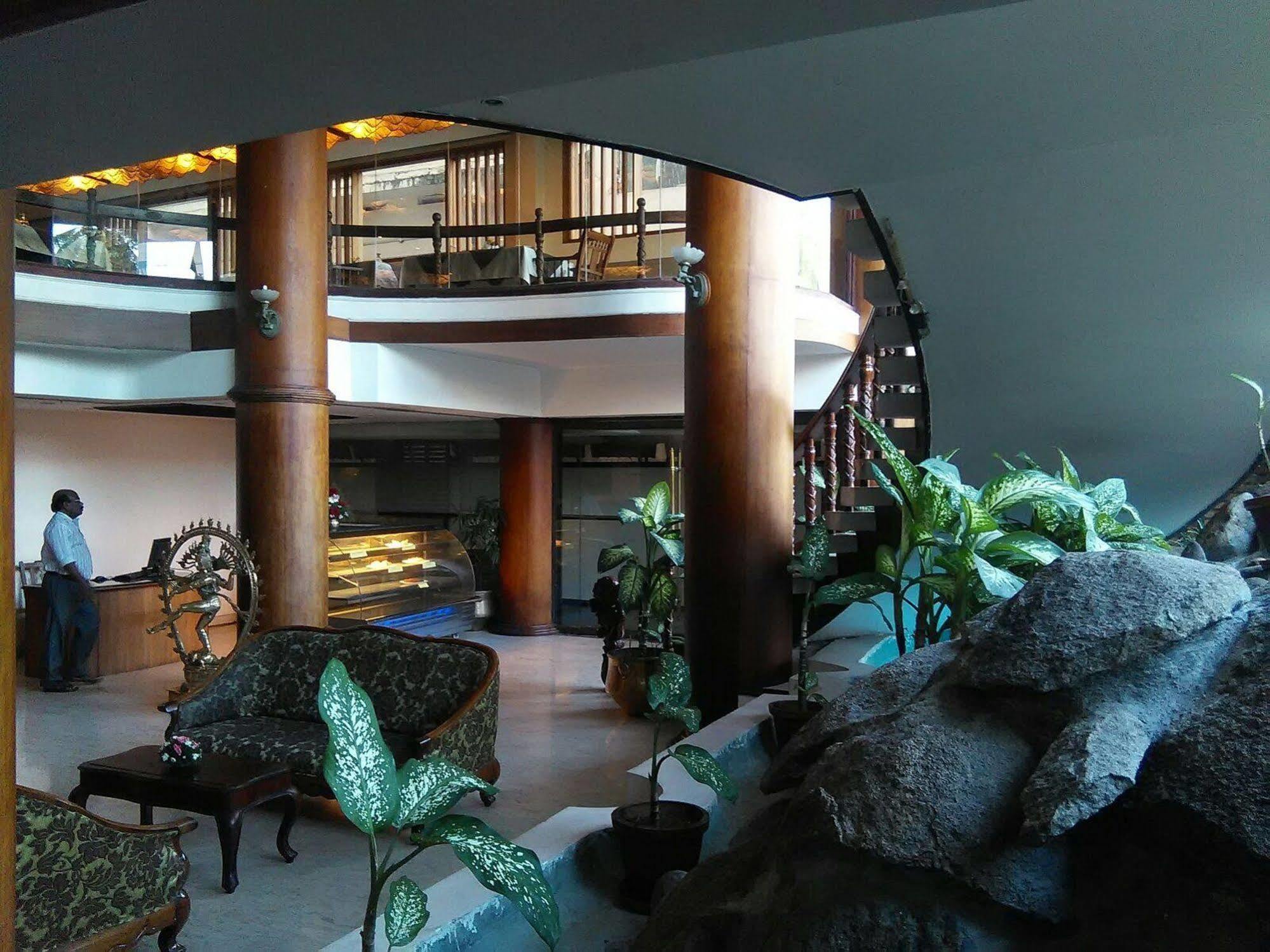 The Woods Manor Mg Road Hotel Kochi Exterior foto