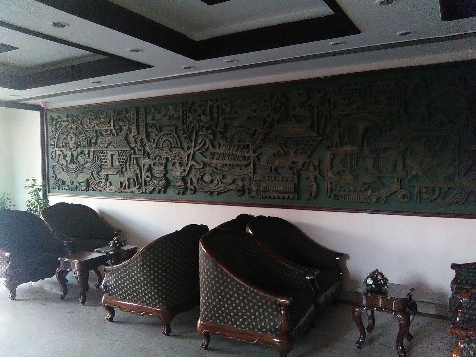 The Woods Manor Mg Road Hotel Kochi Exterior foto