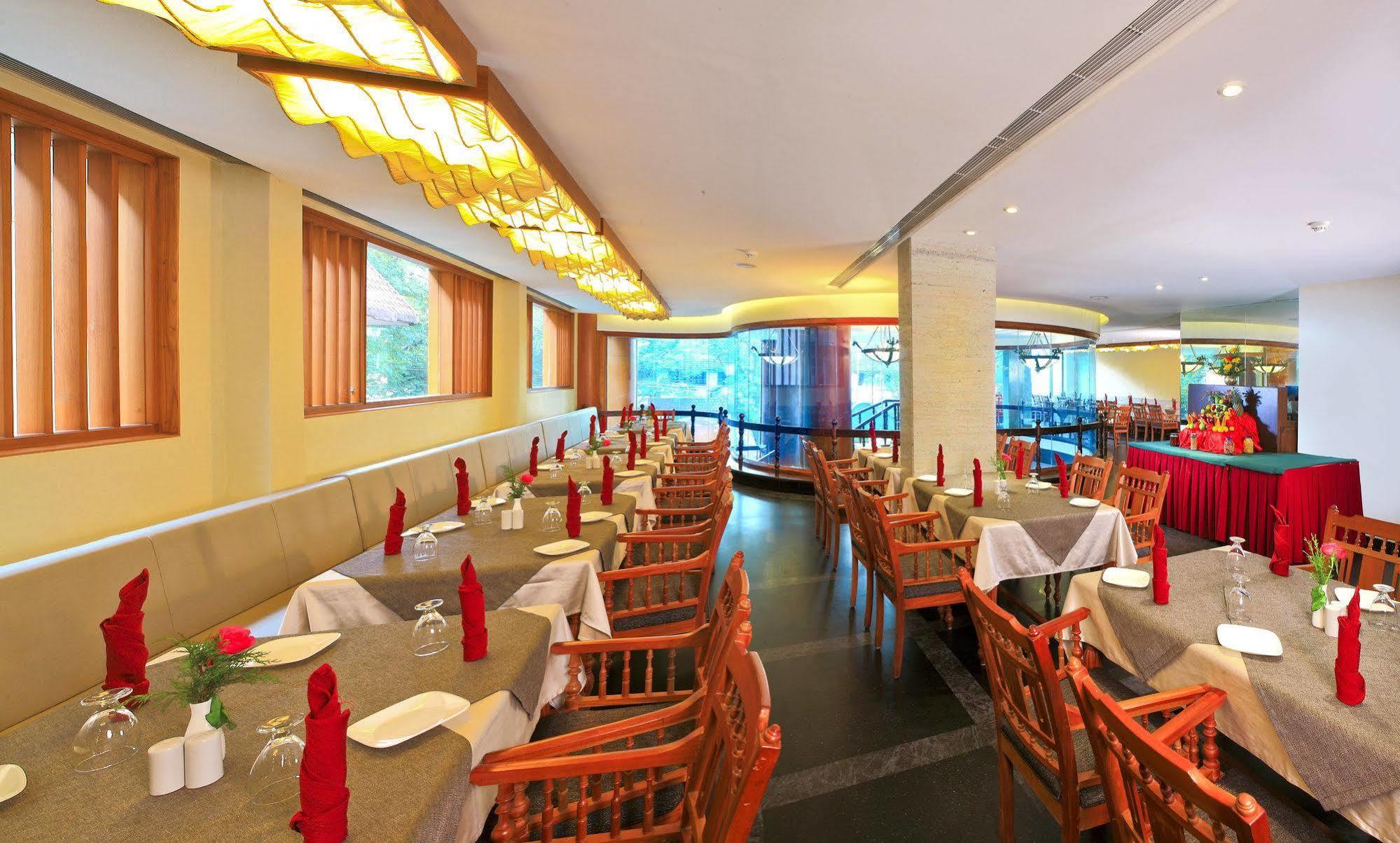 The Woods Manor Mg Road Hotel Kochi Exterior foto