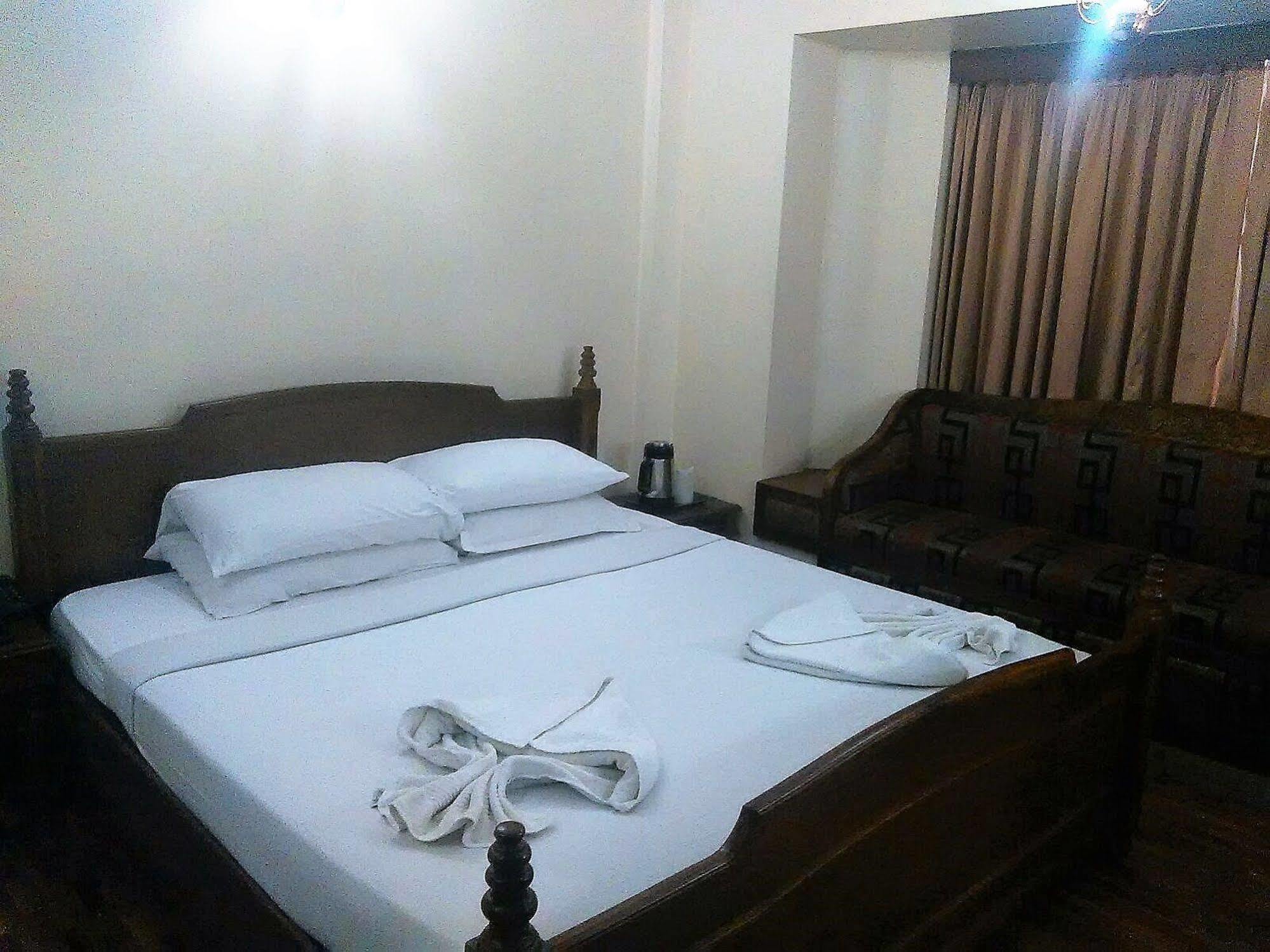 The Woods Manor Mg Road Hotel Kochi Exterior foto